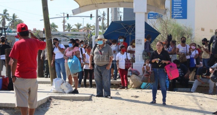 Peligrosas aglomeraciones en paraderos de transporte público