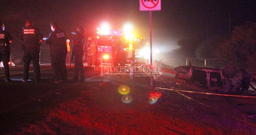 Carretera se tiñe de rojo; tres muertos por volcadura en la Mesa de Santa Anita 