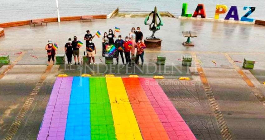 Comunidad LGTBQ+ conmemora orgullo y diversidad con pinta peatonal