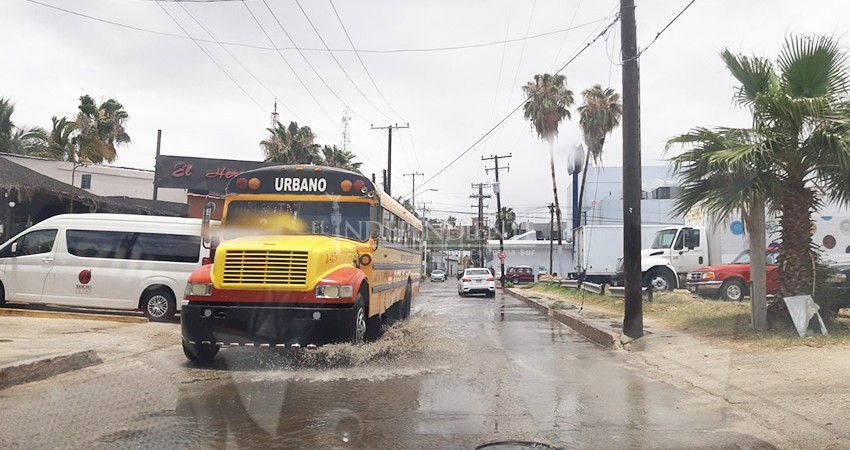 Primeras lluvias de “Enrique” colapsan el drenaje cabeño