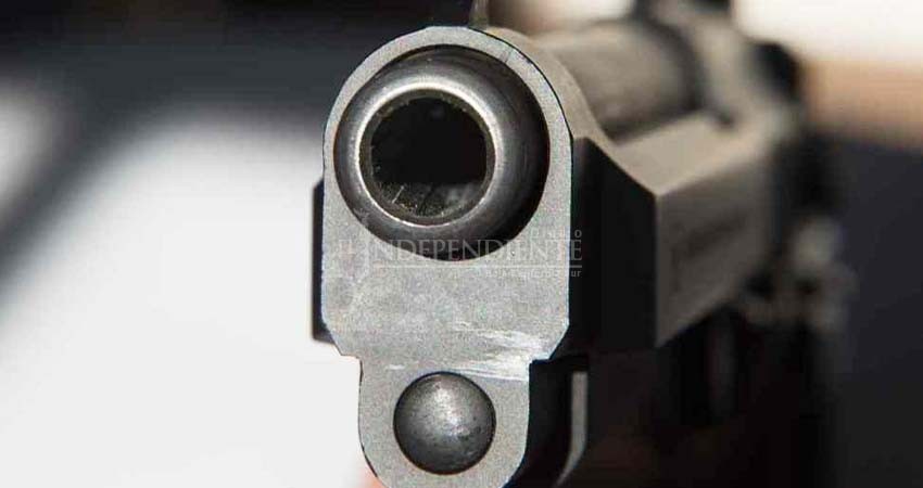 Conductor acusa a policía de amenazarlo con arma de fuego