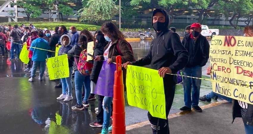 Padres de niños con cáncer denuncian a López-Gatell por genocidio