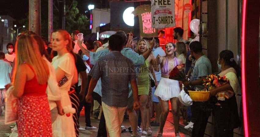 Los Cabos no festejó el 4 de julio, pero los turistas sí y se aglomeraron en las banquetas