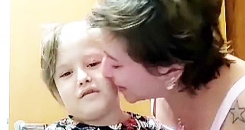 Niño con leucemia graba su corte de pelo; enternece por mensaje a mamá