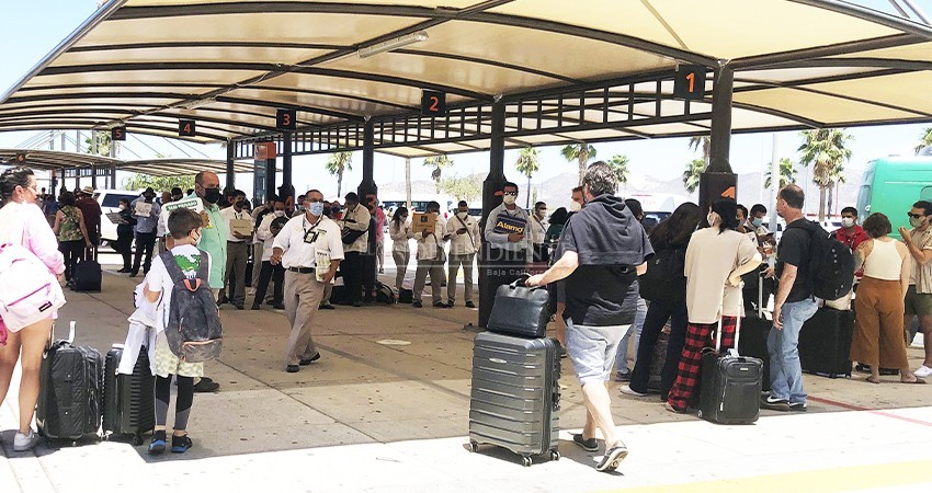 Viajar aumenta la diseminación del COVID, aun con vacunación: OPS