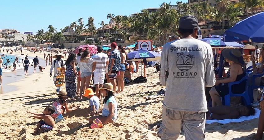 Ignoran la pandemia, El Médano abarrotado de turistas y vendedores ambulantes