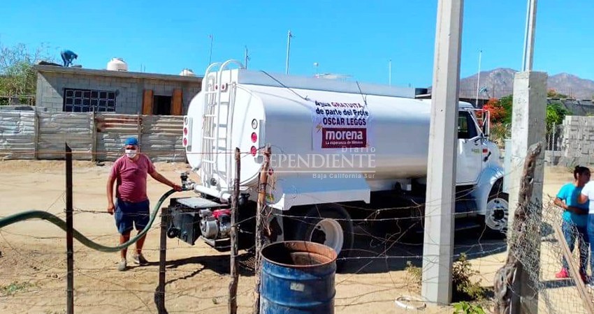 Reciben ayuda con pipas de agua Colonia Ejidal  "La ballena" y Fraccionamiento Valparaiso: Oscar Leggs