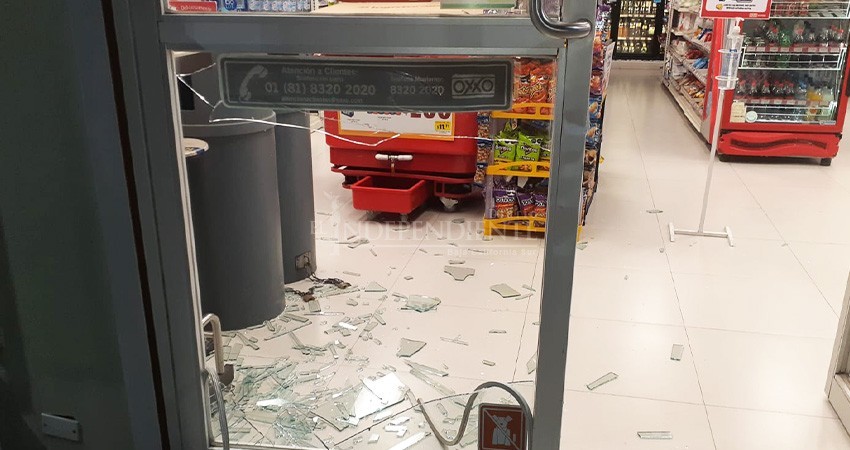 Rompen ventanas de un Oxxo para robarlo