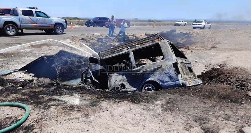 Muere conductor al volcar e incendiarse su vehículo