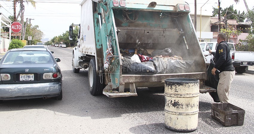 Denuncian retrasos en recolección de basura; “ni nos han pagado la quincena”: Trabajador
