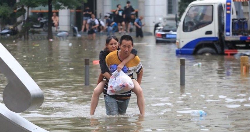 Diluvio arrasa en China: van 25 muertos, la mayoría ahogados en el metro