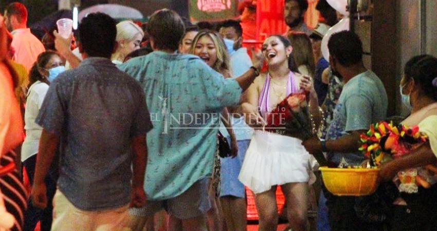 Bares y centros nocturnos de Los Cabos solicitarían a turistas, certificado de vacunas Covid