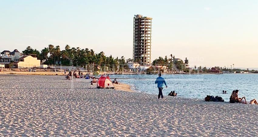 Abren playas de La Paz con 30% de aforo; malecón solo actividades deportivas