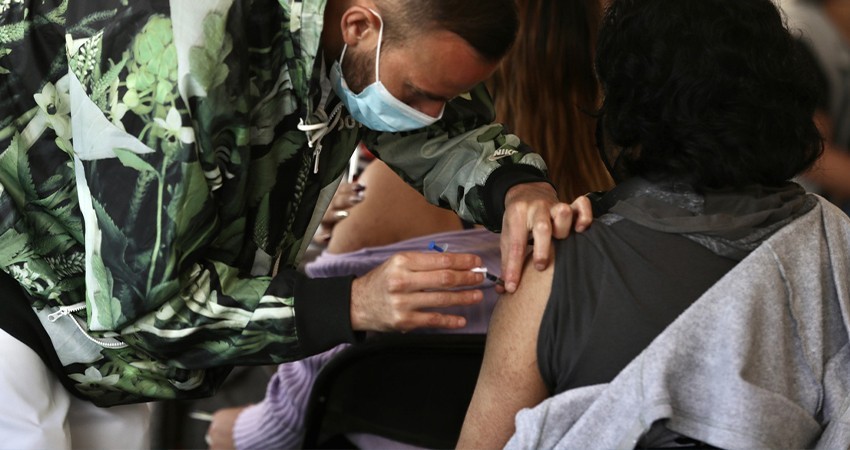 Servidores públicos vacunados podrán volver a laborar presencialmente