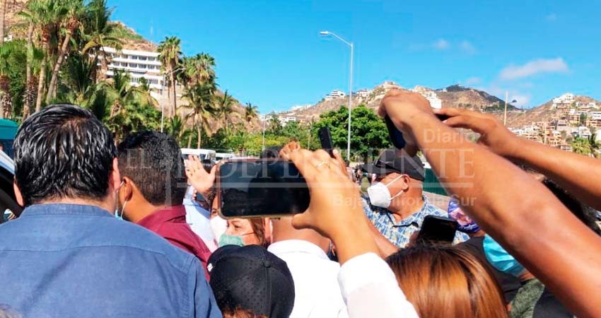 Recibe AMLO peticiones ciudadanas en su visita a Los Cabos