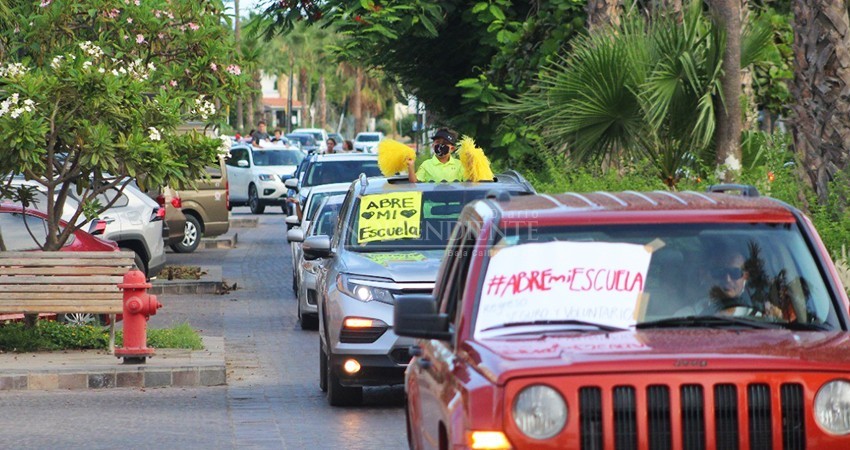 Con caravana, colegios exigen regresar a clases presenciales