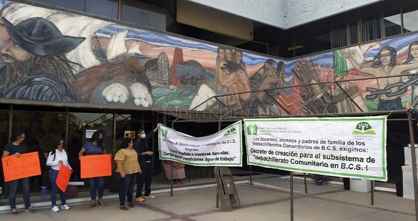 Profesores de telebachillerato regresan a manifestaciones por seguridad laboral