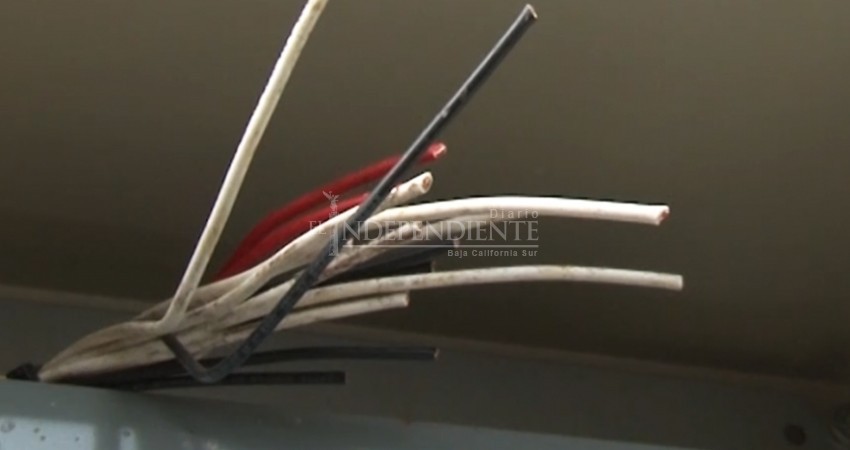 Atrapa policía a ladrón de cableado de escuelas en La Paz