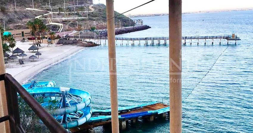 Cerrada playa El Coromuel por contaminación