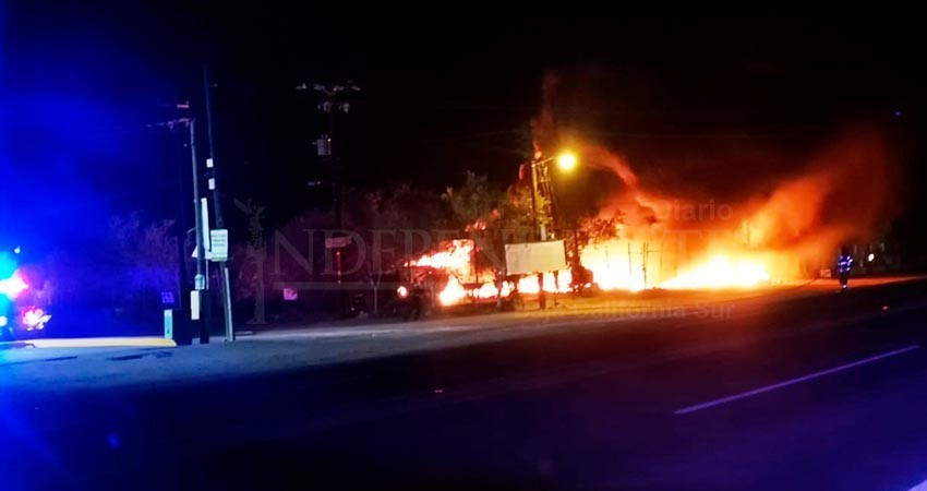 Incendio consume comercio en El Centenario