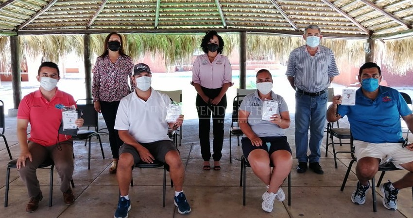 Entrega Dirección de Turismo La Paz identificaciones a prestadores de servicios