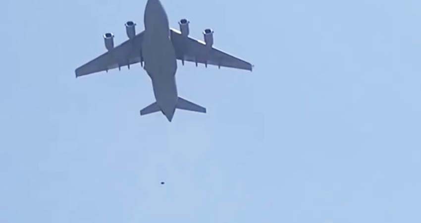 Hallan restos humanos en tren de aterrizaje de avión que partió de Kabul