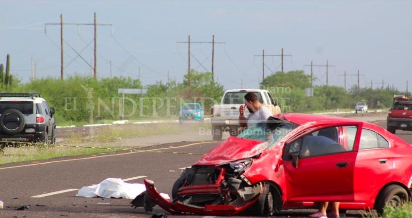 Fallecen dos mujeres tras volcar su vehículo en carretera al sur