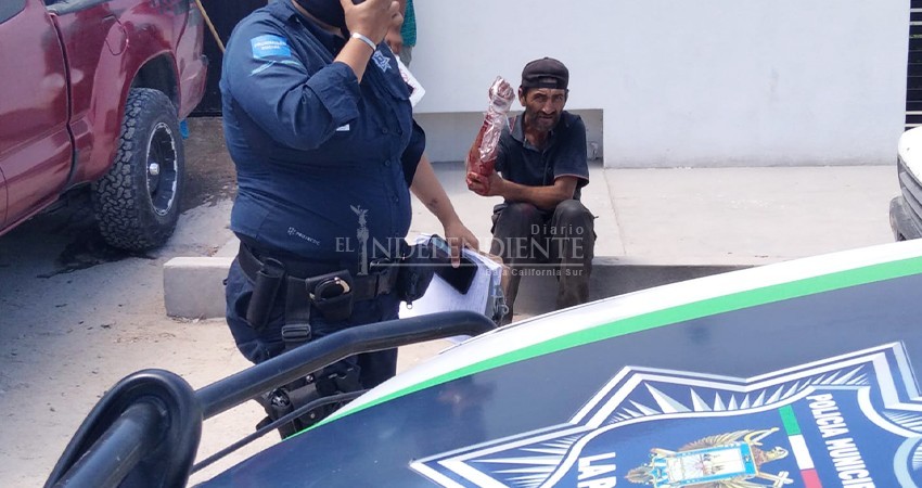Se cortó el brazo con una botella mientras buscaba comida entre la basura