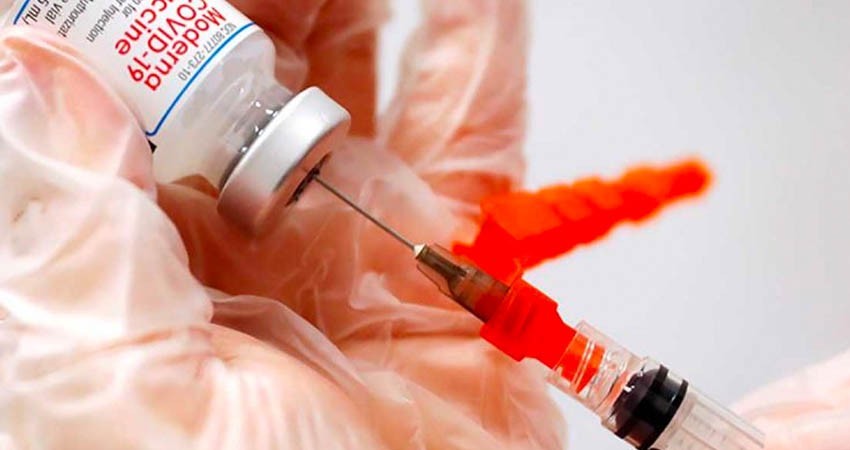 Japón suspende aplicación de vacunas covid de Moderna por contaminación