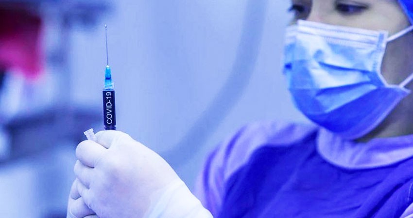 Hallan 'partícula metálica' en vacuna contaminada de Moderna