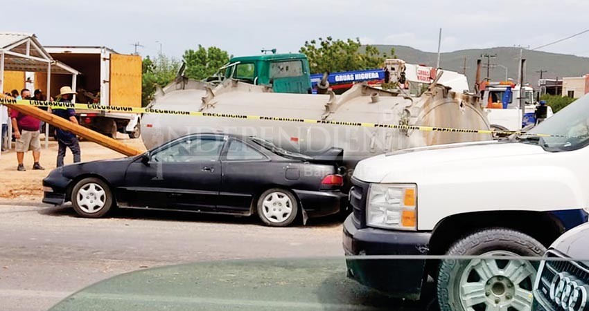 Pipa aplasta un automóvil en La Paz