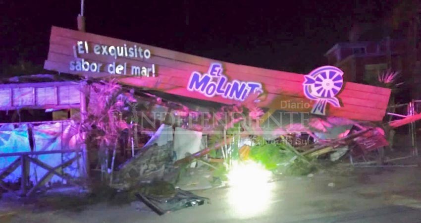 Mujer alcoholizada destruye techumbre de un restaurante en La Paz
