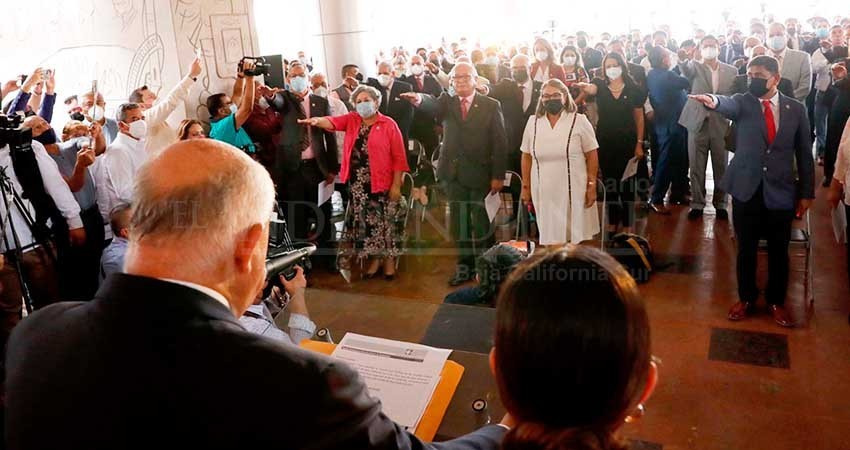 Incumple gobernador Víctor Castro compromiso de gabinete paritario