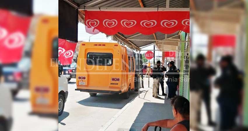 Muere una mujer dentro de una unidad del transporte urbano