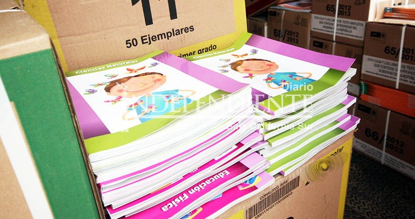 Denuncian padres de familia entrega de libros de texto a cambio de la cuota escolar