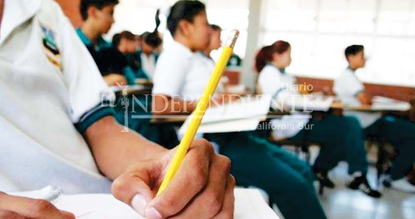 Patronato ofrece beca de excelencia por 150 pesos, "no me alcanza ni para el pesero": Estudiante