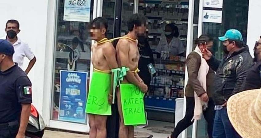Comerciantes desnudan y exhiben a dos presuntos ladrones en Hidalgo
