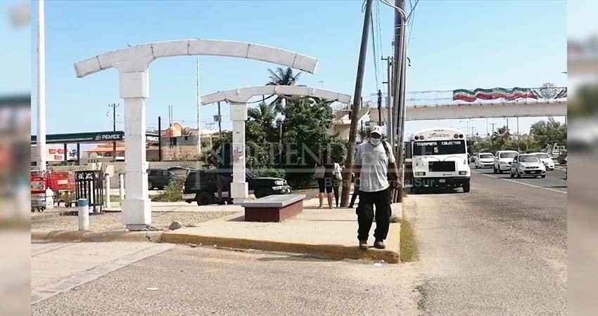 Se quejan usuarios por falta de techumbre en las paradas de autobús y con altas temperaturas en el municipio