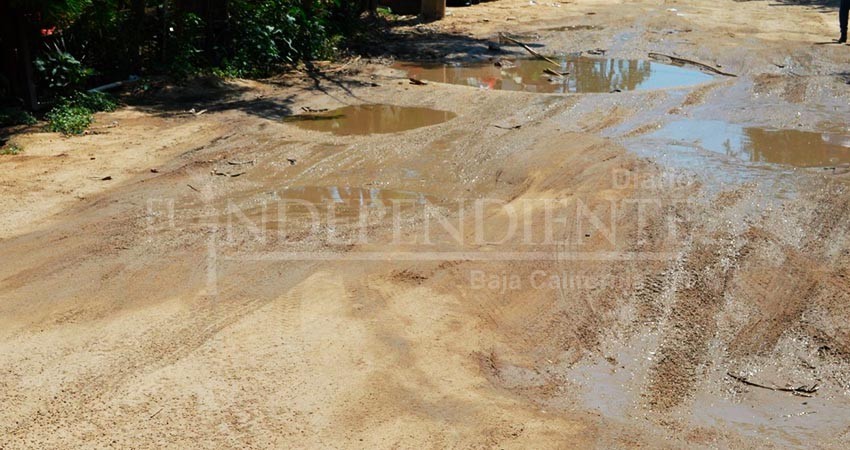 Denuncian vecinos en CSL y SJC derrame de aguas negras