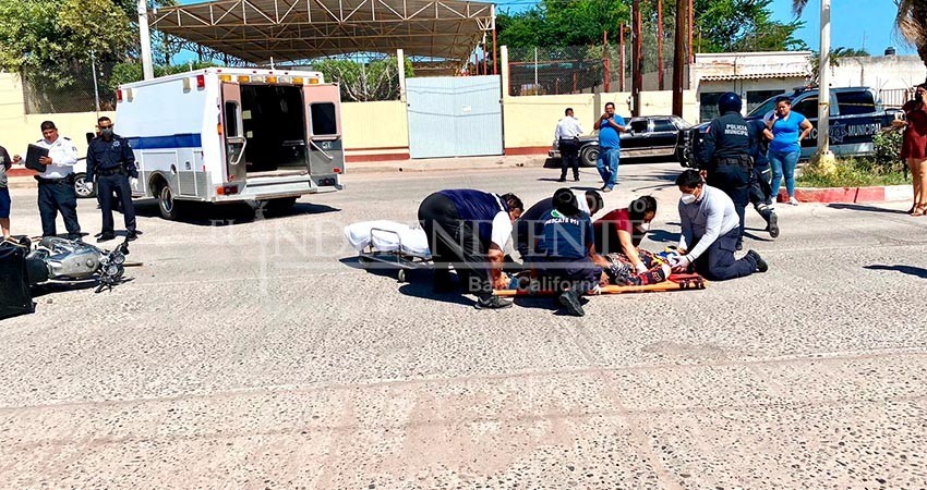 Dos lesionados en fuerte choque entre automóvil y motocicleta