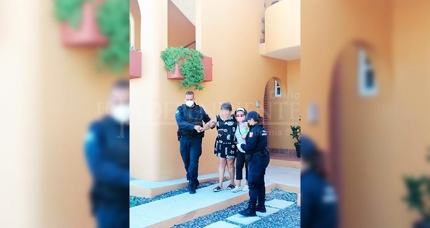 Policías municipales auxilian a extranjera enferma