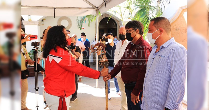 Entregan a Óscar Leggs bastón de mando Pericú;  no se había entregado hace más de 50 años