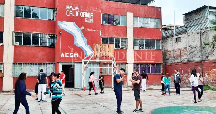 Entregan pliego petitorio de la casa de estudiantes de México al gobernador