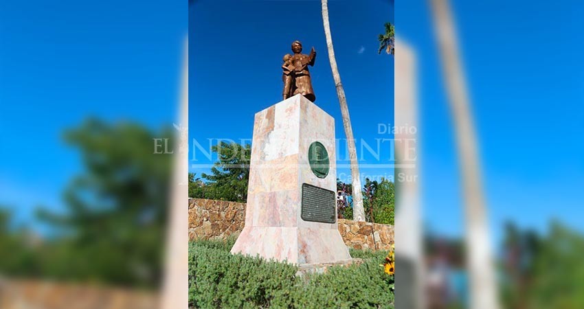 CSL está de fiesta, Oscar Leggs Castro devela estatua de Amelia Wilkes Ceseña