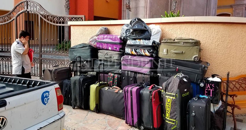 Por tercer año consecutivo turista arriba a Los Cabos ahora con 70 maletas llenas de ayuda