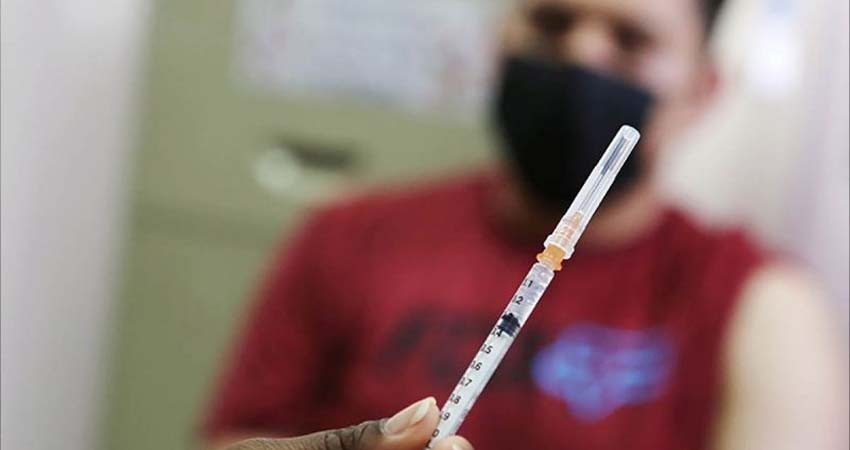 Inmunidad por vacuna covid sería mejor que por contagio, según estudio