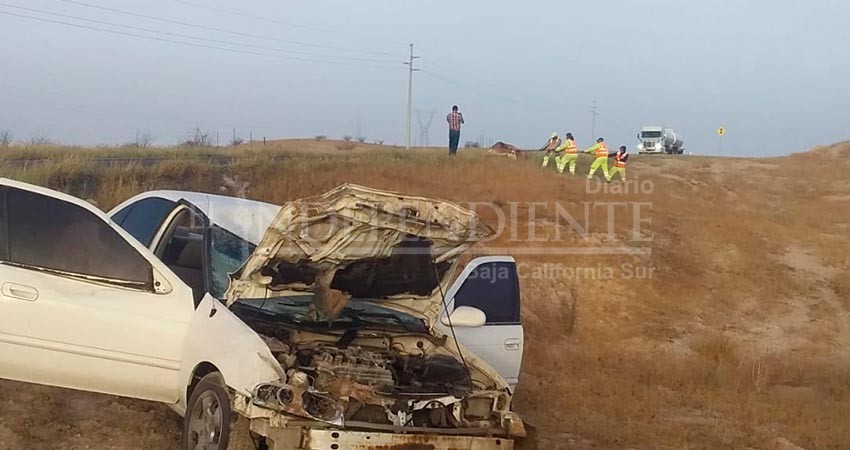 Pareja e hijo menor de milagro salvan la vida tras chocar con semoviente