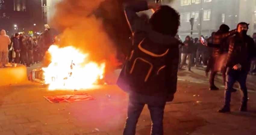 Premier de Holanda llama "idiotas" a manifestantes anticovid tras disturbios