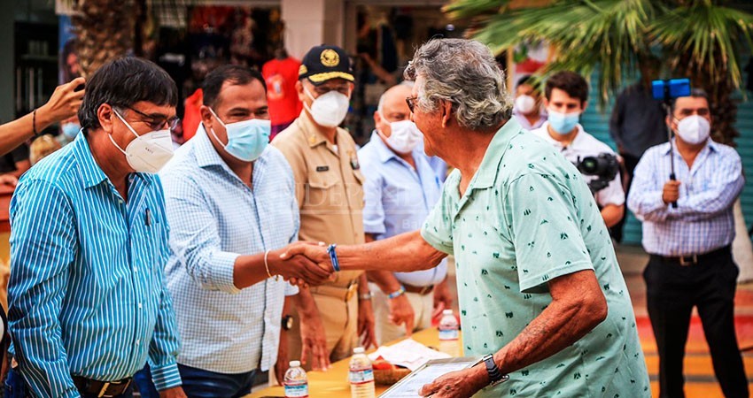Entrega alcalde Oscar Leggs Castro reconocimientos a las familias fundadoras de El Médano en CSL