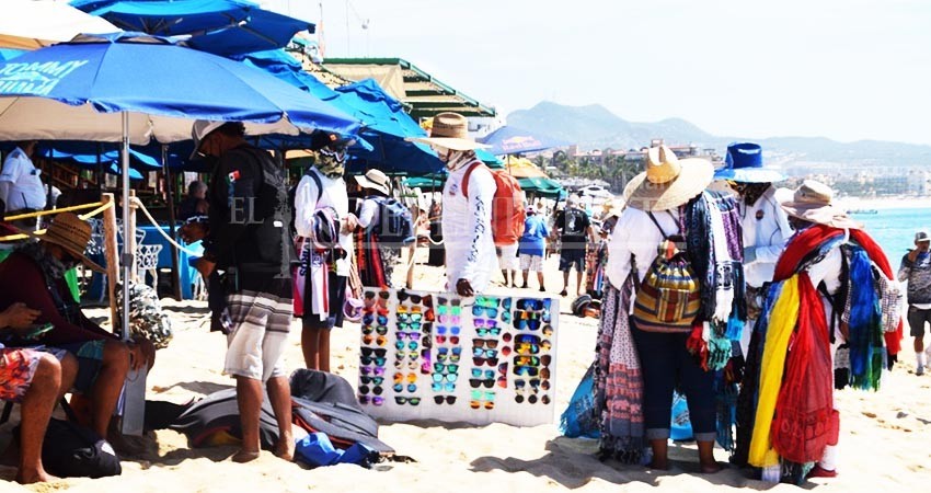 Inician operativos en playas de Los Cabos para verificar a vendedores ambulantes